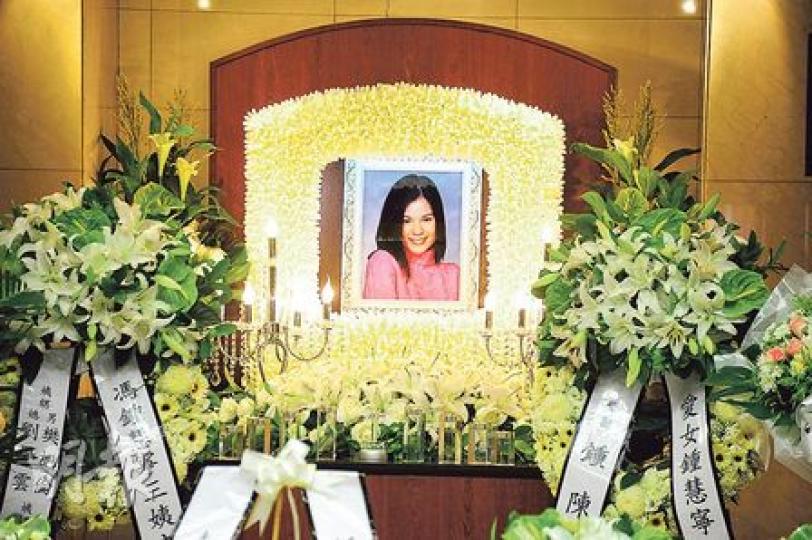 鍾慧寧終年43歲令人惋惜。（攝影/記者﹕陳釗）鍾慧寧丈夫馮永泉靈堂上黯然神傷。（攝影/記者﹕陳釗）陳啟泰對鍾慧寧離世的消息感突然。（攝影/記者﹕陳釗）盧希來回憶昔日跟鍾慧寧合作忍不住拭淚。（攝影/記者﹕陳釗）歐錦棠是鍾慧寧在 《今日睇真D》戰友，昨晚跟太太萬斯敏往致祭。（攝影/記者﹕陳釗）寶珮如與楊玉梅懷念鍾慧寧。（攝影/記者﹕陳釗）