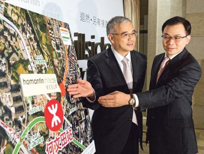 永泰執行董事兼營業及市務總監陳玉成(左)及南豐發展地產部總經理鍾志霖(右)出席旗下紅磡何文田山畔命名儀式。(劉焌陶攝)(明報製圖) 永泰執行董事兼營業及市務總監陳玉成(左)及南豐發展地產部總經理鍾志霖(右)出席旗下紅磡何文田山畔命名儀式。(劉焌陶攝)(明報製圖)