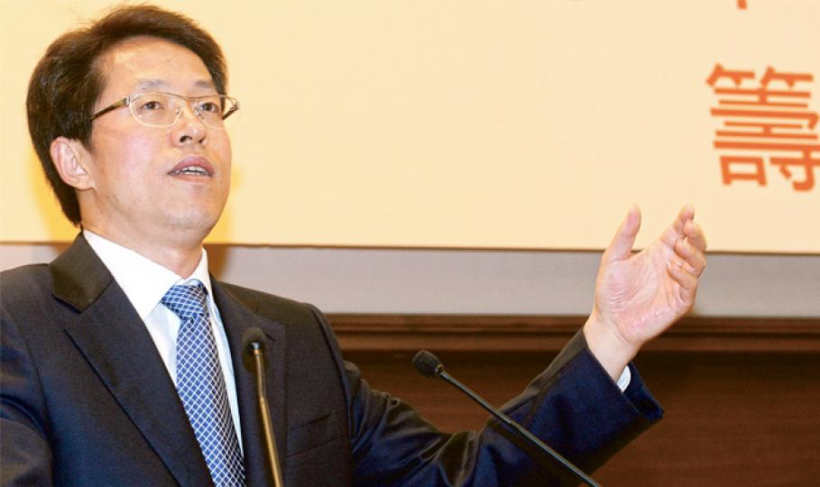 中聯辦主任張曉明昨出席慶祝國慶65周年籌委會成立大會,他致辭時提到《白皮書》、政改和反佔中等議題,但未有談及任何具體的政改內容,會後亦沒有回答記者提問。(劉焌陶攝)基本法委員會副主任梁愛詩(圖)昨到民建聯總部出席講解白皮書座談會,路經反佔中的街板。她會前會後都未有回答記者提問,會後「走後門」離開。(劉焌陶攝) 中聯辦主任張曉明昨出席慶祝國慶65周年籌委會成立大會,他致辭時提到《白皮書》、政改和反佔中等議題,但未有談及任何具體的政改內容,會後亦沒有回答記者提問。(劉焌陶攝)基本法委員會副主任梁愛詩(圖)昨到民建聯總部出席講解白皮書座談會,路經反佔中的街板。她會前會後都未有回答記者提問,會後「走後門」離開。(劉焌陶攝)