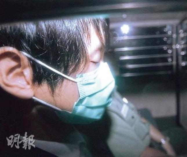 周凱亮昨續由囚車押解高院應訊,審訊期間一直很專注。與他一起受審的次被告謝臻麒,昨見到朋友到庭時更顯得相當興奮,一度揮手打招呼。(郭慶輝攝)被告周凱亮的表姐蕭穎君(圖)稱,周曾說覺得蕭願意在其世界裏與他溝通,在其父母「失蹤」期間,蕭亦積極協助及叫教會的朋友替他祈禱,令他很感動。(郭慶輝攝)任職記者的陳昇堯說,與被告周凱亮自小學時相識,即使2008年結婚後,仍不時與他見面。(郭慶輝攝)次被告謝臻麒的友人謝永康(圖)昨回答與謝臻麒的關係時,一度稱「之前係朋友」,後來才改稱「家都係」。(陳倢朗攝) 周凱亮昨續由囚車押解高院應訊,審訊期間一直很專注。與他一起受審的次被告謝臻麒,昨見到朋友到庭時更顯得相當興奮,一度揮手打招呼。(郭慶輝攝)被告周凱亮的表姐蕭穎君(圖)稱,周曾說覺得蕭願意在其世界裏與他溝通,在其父母「失蹤」期間,蕭亦積極協助及叫教會的朋友替他祈禱,令他很感動。(郭慶輝攝)任職記者的陳昇堯說,與被告周凱亮自小學時相識,即使2008年結婚後,仍不時與他見面。(郭慶輝攝)次被告謝臻麒的友人謝永康(圖)昨回答與謝臻麒的關係時,一度稱「之前係朋友」,後來才改稱「家都係」。(陳倢朗攝)