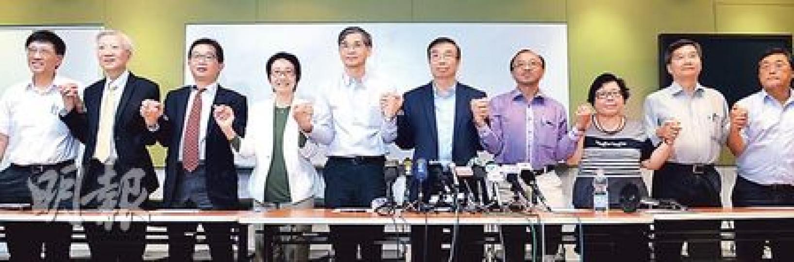 39名跨越不同界別人士,昨日為政改罕有不分黨派手牽手,呼籲各方營造商討氣氛。左起﹕浸會大學宗教及哲學系教授江丕盛、中大經濟學系教授宋恩榮、公共專業聯盟副主席吳永輝、工聯會榮譽會長陳婉嫻、民主黨羅致光、香港政策研究所行政總裁馮可強、港大法律學院首席講師張達明、全國人大代表劉佩瓊、香港大學名譽教授關品方、工聯會鄺志堅。(劉焌陶攝)(明報製圖)(明報製圖) 39名跨越不同界別人士,昨日為政改罕有不分黨派手牽手,呼籲各方營造商討氣氛。左起﹕浸會大學宗教及哲學系教授江丕盛、中大經濟學系教授宋恩榮、公共專業聯盟副主席吳永輝、工聯會榮譽會長陳婉嫻、民主黨羅致光、香港政策研究所行政總裁馮可強、港大法律學院首席講師張達明、全國人大代表劉佩瓊、香港大學名譽教授關品方、工聯會鄺志堅。(劉焌陶攝)(明報製圖)(明報製圖)