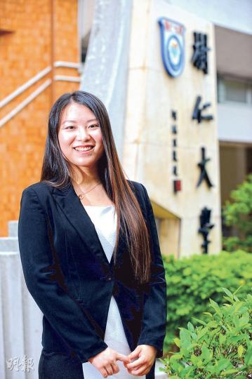 來自基層的女生曾書娟,幸遇三名恩人幫助,令她可到英國名大學讀法律碩士。書娟現已畢業回港成為見習律師,明言未來會效法恩人,關顧有需要的人。(葉家豪攝) 來自基層的女生曾書娟,幸遇三名恩人幫助,令她可到英國名大學讀法律碩士。書娟現已畢業回港成為見習律師,明言未來會效法恩人,關顧有需要的人。(葉家豪攝)