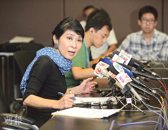 公民黨立法會議員毛孟靜(左)重申,2012年立法會選舉期間沒有收過壹傳媒集團主席黎智英捐款。她展示丈夫銀行紀錄單據,指丈夫於2012年經外匯戶口匯出了50萬元,再轉入毛的個人戶口。(陳淑安攝) 公民黨立法會議員毛孟靜(左)重申,2012年立法會選舉期間沒有收過壹傳媒集團主席黎智英捐款。她展示丈夫銀行紀錄單據,指丈夫於2012年經外匯戶口匯出了50萬元,再轉入毛的個人戶口。(陳淑安攝)