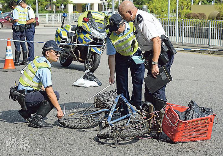 六旬漢騎單車被客貨車猛撞後,連人帶車彈飛10米外,單車嚴重變形。(蔡方山攝)客貨車撞單車漢後,擋風玻璃爆裂,車頭凹陷。(蔡方山攝)死者的妻子(中)及兒女到現場拜祭,大喊「老公、老竇,返嚟喇」。(蔡方山攝) 六旬漢騎單車被客貨車猛撞後,連人帶車彈飛10米外,單車嚴重變形。(蔡方山攝)客貨車撞單車漢後,擋風玻璃爆裂,車頭凹陷。(蔡方山攝)死者的妻子(中)及兒女到現場拜祭,大喊「老公、老竇,返嚟喇」。(蔡方山攝)