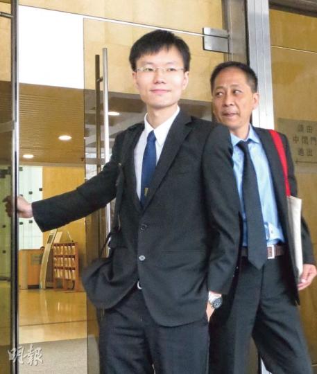 法醫傅家聰(左)當日先後到過案發單位及殮房檢驗屍體,他指由於殘肢經過大量處理及雪藏,無法準確推斷死因和死亡時間,但相信可以是去年3月1日,亦即控方指稱的案發日期。圖為他由警員陪同離開高院。(陳倢朗攝) 法醫傅家聰(左)當日先後到過案發單位及殮房檢驗屍體,他指由於殘肢經過大量處理及雪藏,無法準確推斷死因和死亡時間,但相信可以是去年3月1日,亦即控方指稱的案發日期。圖為他由警員陪同離開高院。(陳倢朗攝)