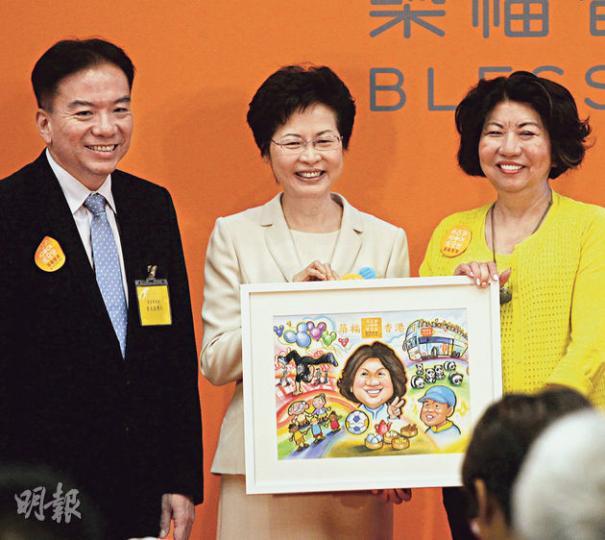 扶貧委員會社會參與專責小組主席黃友嘉(左)同政務司長林鄭月娥(中)喺噚日嘅「築福香港」閉幕禮上,為「築福香港」工作小組主席紀文鳳送上畫像,表揚紀文鳳喺活動入面嘅貢獻。(李紹昌攝) 扶貧委員會社會參與專責小組主席黃友嘉(左)同政務司長林鄭月娥(中)喺噚日嘅「築福香港」閉幕禮上,為「築福香港」工作小組主席紀文鳳送上畫像,表揚紀文鳳喺活動入面嘅貢獻。(李紹昌攝)