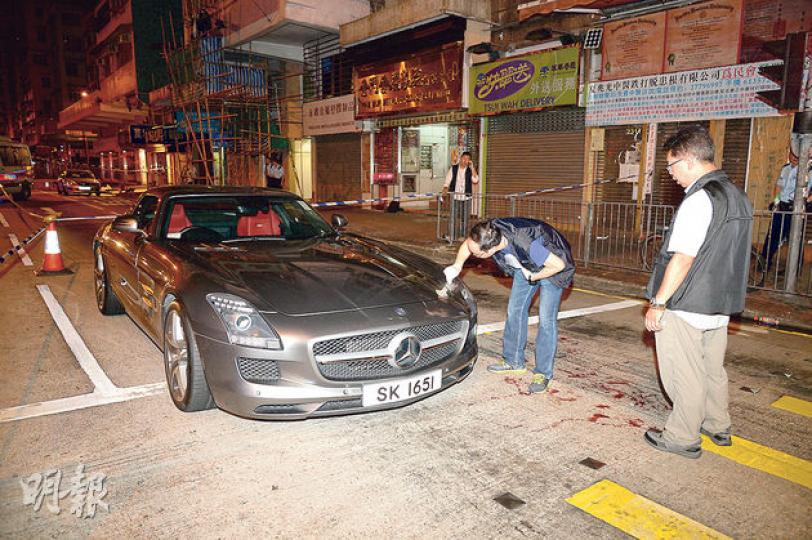 價值逾300萬元平治跑車被撞後,車上男子遭持刀兇徒伏擊,血濺當場。(蔡方山攝)旺角血案發生後一小時,元朗大棠山路有七人車被燒毁,警方不排除該車涉及斬人案。(蔡方山攝) 價值逾300萬元平治跑車被撞後,車上男子遭持刀兇徒伏擊,血濺當場。(蔡方山攝)旺角血案發生後一小時,元朗大棠山路有七人車被燒毁,警方不排除該車涉及斬人案。(蔡方山攝)