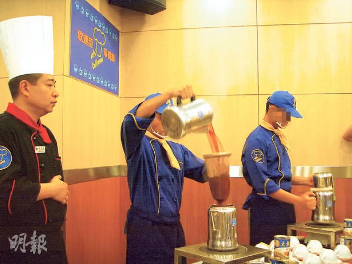 青年犯亞勇(中)及亞希(右)將於下周四出戰國際金茶王大賽,他們希望透過比賽獲得社會認同。(鍾思琪攝) 青年犯亞勇(中)及亞希(右)將於下周四出戰國際金茶王大賽,他們希望透過比賽獲得社會認同。(鍾思琪攝)