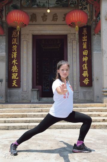 劉萬儀是劉家良與翁靜晶的長女,要傳承父親的功夫,同時隨媽咪的足迹在法律界大展拳腳。(攝影﹕孫華中)萬儀勤練功夫向師兄Mark討教。(攝影﹕孫華中) 劉萬儀是劉家良與翁靜晶的長女,要傳承父親的功夫,同時隨媽咪的足迹在法律界大展拳腳。(攝影﹕孫華中)萬儀勤練功夫向師兄Mark討教。(攝影﹕孫華中)