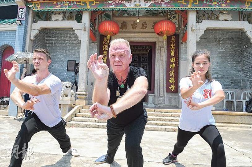 劉萬儀跟Mark(中) 在清水灣天后廟拍紀錄片《Hands of Lau》,旁為Mark的徒弟Tom(左)。(攝影﹕孫華中)由美國專程到港的攝製隊拍攝劉家良的紀錄片,早前到星光大道劉家良的掌印附近拍攝。(攝影﹕孫華中) 劉萬儀跟Mark(中) 在清水灣天后廟拍紀錄片《Hands of Lau》,旁為Mark的徒弟Tom(左)。(攝影﹕孫華中)由美國專程到港的攝製隊拍攝劉家良的紀錄片,早前到星光大道劉家良的掌印附近拍攝。(攝影﹕孫華中)