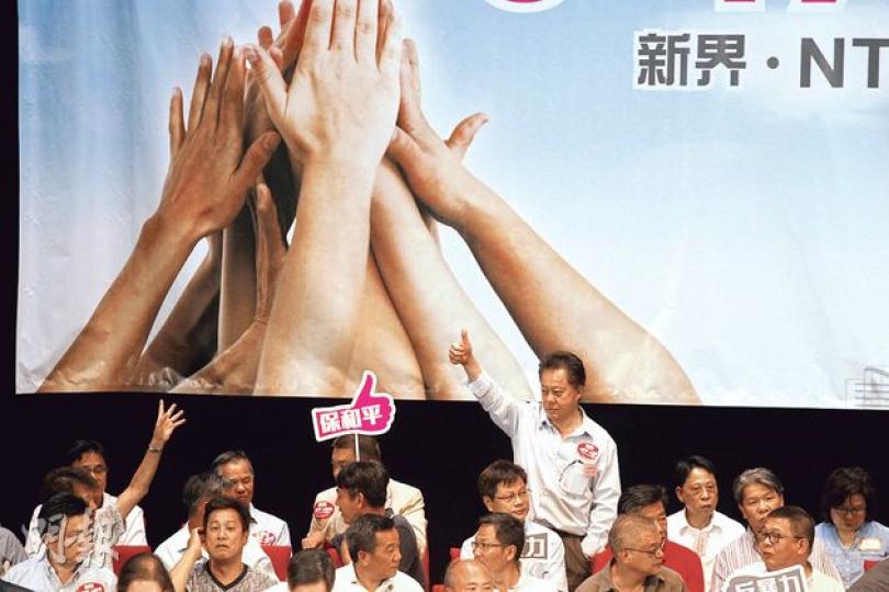 上水鄉委會主席侯志強(豎拇指者)昨日帶領70多人出席反佔中遊行新界區誓師大會,他說暫時難以統計當日參與遊行人數。港區人大代表陳勇稱,初步估計新界有超過8.2萬人參與反佔中遊行。(李紹昌攝) 上水鄉委會主席侯志強(豎拇指者)昨日帶領70多人出席反佔中遊行新界區誓師大會,他說暫時難以統計當日參與遊行人數。港區人大代表陳勇稱,初步估計新界有超過8.2萬人參與反佔中遊行。(李紹昌攝)