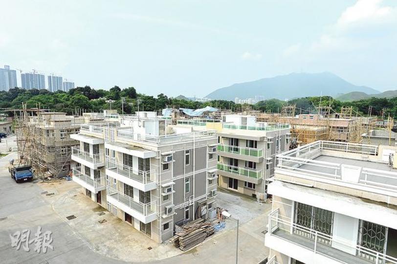 新竹園村內有些房屋已建好,外貌似不俗,但內裏質素參差,漏水問題嚴重,另有一些尚未完工,竹園村原居民村長認為暫時無法遷入。(鄧宗弘攝) 新竹園村內有些房屋已建好,外貌似不俗,但內裏質素參差,漏水問題嚴重,另有一些尚未完工,竹園村原居民村長認為暫時無法遷入。(鄧宗弘攝)