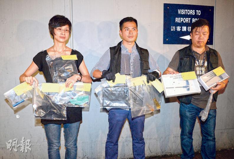 探員在兩名爆竊疑犯身上搜出大批作案工具,包括鐵筆、槌仔等。(蔡方山攝)企圖爆竊旺角警署對面診所被捕的其中一名疑犯,被警員蒙頭帶署扣查。(蔡方山攝)險遭爆竊的西醫陳溢明稱診所現金不多,且除電閘外有多個鎖頭,認為竊賊找錯目標。(林智傑攝) 探員在兩名爆竊疑犯身上搜出大批作案工具,包括鐵筆、槌仔等。(蔡方山攝)企圖爆竊旺角警署對面診所被捕的其中一名疑犯,被警員蒙頭帶署扣查。(蔡方山攝)險遭爆竊的西醫陳溢明稱診所現金不多,且除電閘外有多個鎖頭,認為竊賊找錯目標。(林智傑攝)