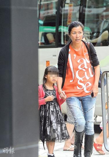 黃卓玲一身型媽打扮湊女兒放學,兩母女手拖手甚溫馨。(攝影/記者:鍾偉茵)女兒撒嬌要黃卓玲抱抱,但因為有點重,她抱了一會便放下。(攝影/記者:鍾偉茵) 黃卓玲一身型媽打扮湊女兒放學,兩母女手拖手甚溫馨。(攝影/記者:鍾偉茵)女兒撒嬌要黃卓玲抱抱,但因為有點重,她抱了一會便放下。(攝影/記者:鍾偉茵)