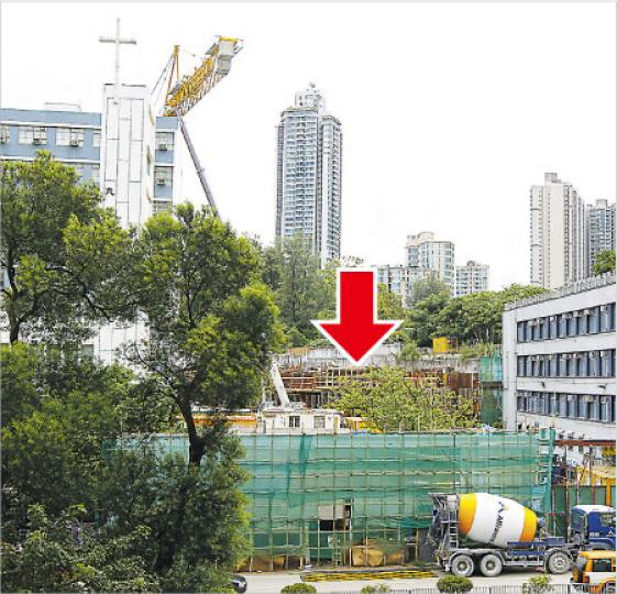 2010年8月,長實以41億元投得亞皆老街204號原民安隊訓練中心地皮(建築中地盤,箭嘴示)後,宣布引入郭炳湘為策略性股東。該項目已申請預售樓花同意書,圖左為九龍城浸信會,右為九龍城警署。(李紹昌攝) 2010年8月,長實以41億元投得亞皆老街204號原民安隊訓練中心地皮(建築中地盤,箭嘴示)後,宣布引入郭炳湘為策略性股東。該項目已申請預售樓花同意書,圖左為九龍城浸信會,右為九龍城警署。(李紹昌攝)