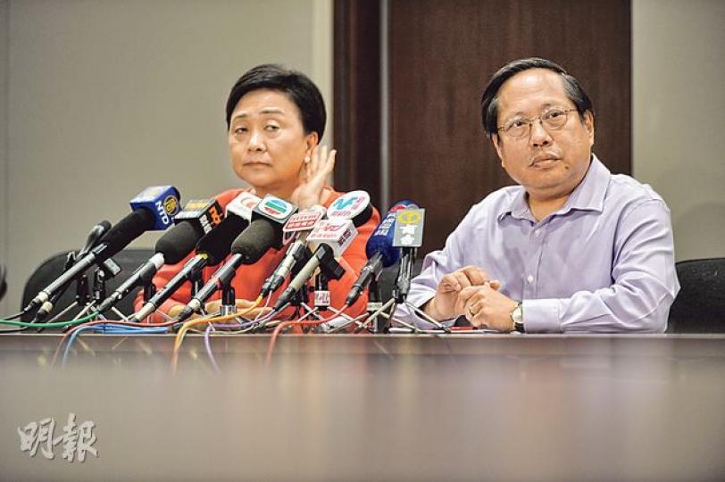 民主黨昨舉行定期集思會,讓中委成員和立法會議員就政改和佔中等議題交流意見。主席劉慧卿(左)在會後表示,有份參與跨黨派「尋求共識實現普選」聯署的黨員羅致光,以及政改民意關注組成員兼黨員李華明皆有出席。圖右為民主黨立法會議員何俊仁。(鄧宗弘攝) 民主黨昨舉行定期集思會,讓中委成員和立法會議員就政改和佔中等議題交流意見。主席劉慧卿(左)在會後表示,有份參與跨黨派「尋求共識實現普選」聯署的黨員羅致光,以及政改民意關注組成員兼黨員李華明皆有出席。圖右為民主黨立法會議員何俊仁。(鄧宗弘攝)