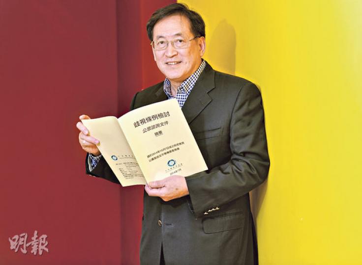 平機會主席周一嶽(圖)接受訪問時稱,歧視條例的修訂建議可「接受同性事實婚姻」關係,即僱主提供的醫療津貼等福利可延伸至同性伴侶,但強調該會對同性婚姻未有立場。被問及有公司要求僱員簽名反佔中,周希望僱主不應濫用權力,若「想別人支持你,應要以理據說服他人」,而成熟社會對意見的表達,也不應有任何綑綁或懲罰。他指出,自己無論佔中或反佔中都無簽名,認為即使表明是以個人名義,外界都認為他代表平機會,會影響平機會的中立。(余俊亮攝) 平機會主席周一嶽(圖)接受訪問時稱,歧視條例的修訂建議可「接受同性事實婚姻」關係,即僱主提供的醫療津貼等福利可延伸至同性伴侶,但強調該會對同性婚姻未有立場。被問及有公司要求僱員簽名反佔中,周希望僱主不應濫用權力,若「想別人支持你,應要以理據說服他人」,而成熟社會對意見的表達,也不應有任何綑綁或懲罰。他指出,自己無論佔中或反佔中都無簽名,認為即使表明是以個人名義,外界都認為他代表平機會,會影響平機會的中立。(余俊亮攝)