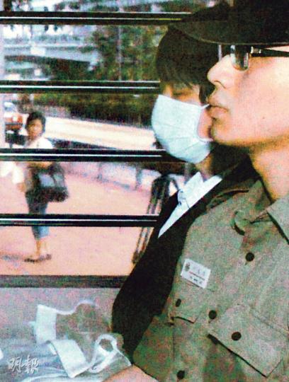 首被告周凱亮(戴口罩者)涉嫌殺死並肢解父母,昨乘囚車抵達高等法院。庭上播放周在警署落口供的錄影會面時,周神情淡定,表現冷靜,更跟隨片段的進度翻閱相關文件。(葉家豪攝) 首被告周凱亮(戴口罩者)涉嫌殺死並肢解父母,昨乘囚車抵達高等法院。庭上播放周在警署落口供的錄影會面時,周神情淡定,表現冷靜,更跟隨片段的進度翻閱相關文件。(葉家豪攝)