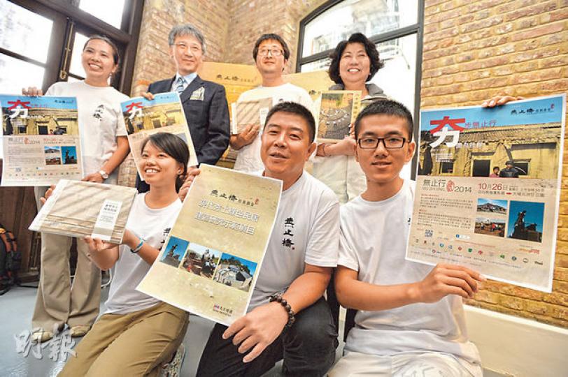 在西安讀建築的內地大學生劉志偉(前排右一)上月與本港大學生包括張景淳(前排左一)分工合作建夯土農屋。劉指工序簡單,學生們只花幾分鐘就學會,希望新書可以向農民推廣建屋技術。(盧翊銘攝) 在西安讀建築的內地大學生劉志偉(前排右一)上月與本港大學生包括張景淳(前排左一)分工合作建夯土農屋。劉指工序簡單,學生們只花幾分鐘就學會,希望新書可以向農民推廣建屋技術。(盧翊銘攝)