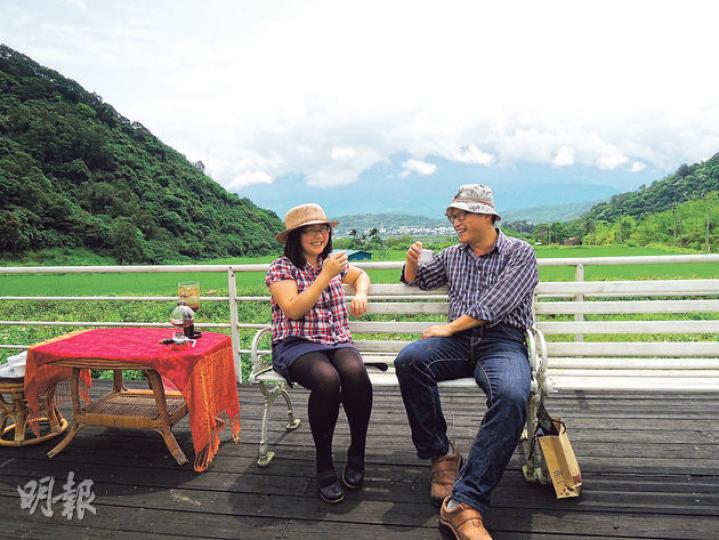 花蓮縣富里有機咖啡農場設有專業的冲泡器材,在漂亮的田園風景,炮製一杯杯好咖啡。(黃潔玲攝)咖啡於三四月起開花結果。(黃潔玲攝)蕭淵水(右)於2003年起鑽研有機種植咖啡,他的咖啡曾在評鑑比賽中獲優良咖啡的殊榮。(黃潔玲攝)鴨咪別莊推出的鹹鴨蛋體驗,由經驗豐富的潘金菊(左)負責,她的醃蛋秘技由公公傳下來。(黃潔玲攝)(黃潔玲攝)(明報製圖) 花蓮縣富里有機咖啡農場設有專業的冲泡器材,在漂亮的田園風景,炮製一杯杯好咖啡。(黃潔玲攝)咖啡於三四月起開花結果。(黃潔玲攝)蕭淵水(右)於2003年起鑽研有機種植咖啡,他的咖啡曾在評鑑比賽中獲優良咖啡的殊榮。(黃潔玲攝)鴨咪別莊推出的鹹鴨蛋體驗,由經驗豐富的潘金菊(左)負責,她的醃蛋秘技由公公傳下來。(黃潔玲攝)(黃潔玲攝)(明報製圖)