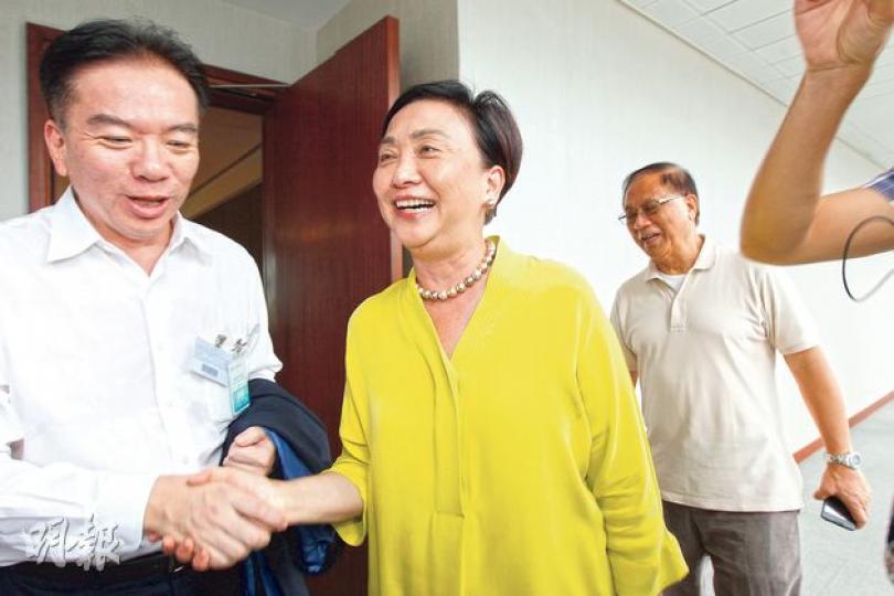 民主黨昨與港區人大代表黃友嘉(左)會面約一小時談政改。民主黨主席劉慧卿(右)會後透露,民主黨將於本周四及本周六晚上,分別約見港區全國人大代表劉佩瓊,以及全國人大常委范徐麗泰。(李紹昌攝) 民主黨昨與港區人大代表黃友嘉(左)會面約一小時談政改。民主黨主席劉慧卿(右)會後透露,民主黨將於本周四及本周六晚上,分別約見港區全國人大代表劉佩瓊,以及全國人大常委范徐麗泰。(李紹昌攝)