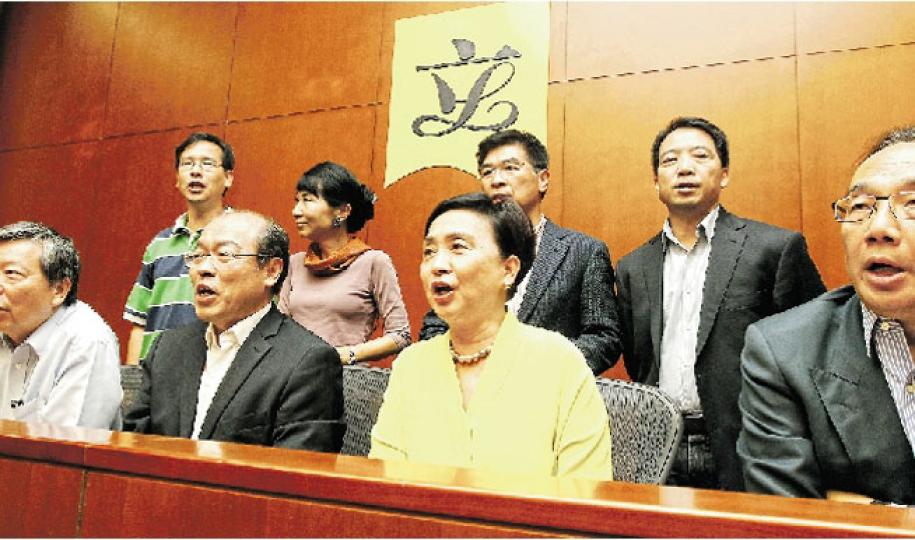 泛民「飯盒會」昨舉行記者會,回應與中聯辦主任張曉明會面的安排。被問到若人大常委會決定提名門檻是過半數、但提委會組成留白,泛民會否接受?民主黨主席劉慧卿(前排右二)說現階段不評論;公民黨梁家傑(前排右一)稱除非整個提委會是直選產生,就可考慮;工黨李卓人(前排左一)認為中央堅持提名門檻過半,談判結果是「凶多吉少」。(李紹昌攝) 泛民「飯盒會」昨舉行記者會,回應與中聯辦主任張曉明會面的安排。被問到若人大常委會決定提名門檻是過半數、但提委會組成留白,泛民會否接受?民主黨主席劉慧卿(前排右二)說現階段不評論;公民黨梁家傑(前排右一)稱除非整個提委會是直選產生,就可考慮;工黨李卓人(前排左一)認為中央堅持提名門檻過半,談判結果是「凶多吉少」。(李紹昌攝)