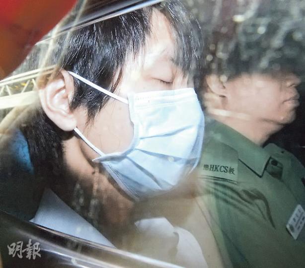 周凱亮(左)昨在庭上顯得頗為疲倦,控方播放次被告的錄影會面時,翹起雙手的他一度閉目養神。而在警方所有錄影會面中,他均顯得非常冷靜。(李紹昌攝)次被告謝臻麒(圖)與周凱亮昨同由囚車押解高院應訊。他在控方播放周凱亮錄影會面期間一直用手掩蓋雙耳,不停抖震,其後更戴上耳塞。(李紹昌攝) 周凱亮(左)昨在庭上顯得頗為疲倦,控方播放次被告的錄影會面時,翹起雙手的他一度閉目養神。而在警方所有錄影會面中,他均顯得非常冷靜。(李紹昌攝)次被告謝臻麒(圖)與周凱亮昨同由囚車押解高院應訊。他在控方播放周凱亮錄影會面期間一直用手掩蓋雙耳,不停抖震,其後更戴上耳塞。(李紹昌攝)
