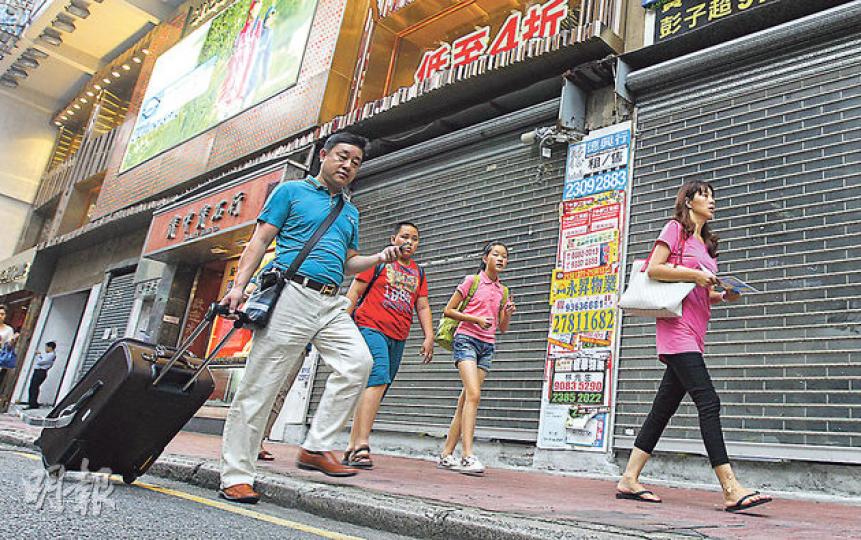 旅發局最新數字顯示,亞洲客在港購物滿意度評分下跌,旅遊業界相信本港過多藥房、金舖或名店,舖租又愈來愈貴,令本土及文化特色小舖無法生存,因而令旅客失購物樂趣。(李紹昌攝) 旅發局最新數字顯示,亞洲客在港購物滿意度評分下跌,旅遊業界相信本港過多藥房、金舖或名店,舖租又愈來愈貴,令本土及文化特色小舖無法生存,因而令旅客失購物樂趣。(李紹昌攝)