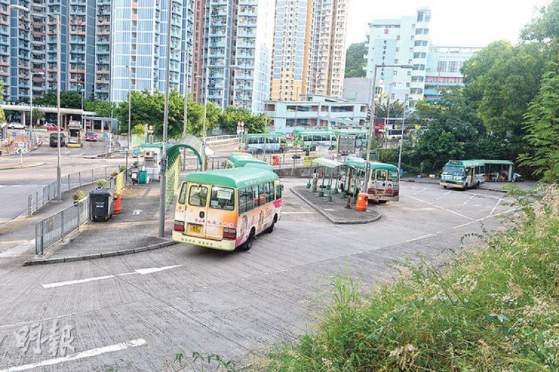 規劃署早前建議將青衣長宏邨409號小巴站改劃作住宅用途,引來區內居民強烈反對,連接長宏邨及荃灣街市街的409號線,每日平均開出950班次,約5000人次乘搭。(劉焌陶攝) 規劃署早前建議將青衣長宏邨409號小巴站改劃作住宅用途,引來區內居民強烈反對,連接長宏邨及荃灣街市街的409號線,每日平均開出950班次,約5000人次乘搭。(劉焌陶攝)