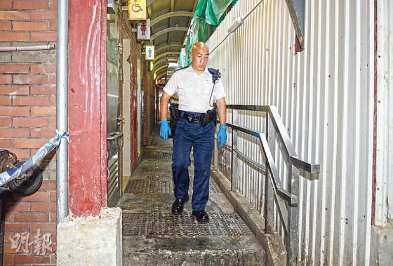 旺角砵蘭街一公廁昨早發現有人在廁格自縊,警員事後在場調查,相信並無可疑。(蔡方山攝) 旺角砵蘭街一公廁昨早發現有人在廁格自縊,警員事後在場調查,相信並無可疑。(蔡方山攝)