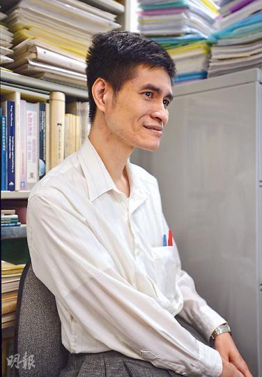 城大應用社會科學系副教授張宙橋,昨獲政治學講座教授鄭宇碩邀請一同解釋編輯費事件。張表示,鄭宇碩才是《Journal of Comparative Asian Development》的主力編輯,他只是副手,是否獲發編輯費亦沒所謂。(盧翊銘攝) 城大應用社會科學系副教授張宙橋,昨獲政治學講座教授鄭宇碩邀請一同解釋編輯費事件。張表示,鄭宇碩才是《Journal of Comparative Asian Development》的主力編輯,他只是副手,是否獲發編輯費亦沒所謂。(盧翊銘攝)