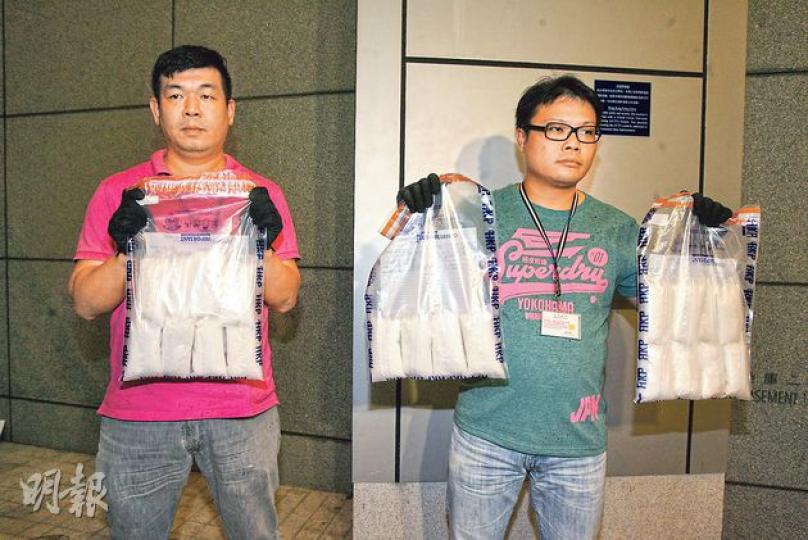 毒品調查科探員在18歲青年身上檢獲多包共重5公斤的「K仔」氯胺酮毒品。(伍浦鋒攝)18歲無業青年報稱為2000元販運5公斤毒品,被探員當場拘捕,事後蒙頭帶署。(伍浦鋒攝) 毒品調查科探員在18歲青年身上檢獲多包共重5公斤的「K仔」氯胺酮毒品。(伍浦鋒攝)18歲無業青年報稱為2000元販運5公斤毒品,被探員當場拘捕,事後蒙頭帶署。(伍浦鋒攝)