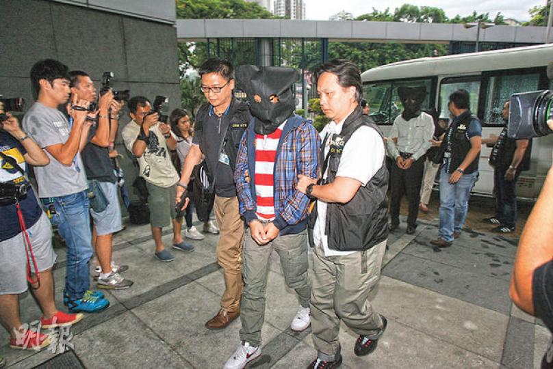 警方搗破在交通意外後包攬訴訟的集團,拘捕4男1女,將各人蒙頭帶署扣查。(伍浦鋒攝) 警方搗破在交通意外後包攬訴訟的集團,拘捕4男1女,將各人蒙頭帶署扣查。(伍浦鋒攝)
