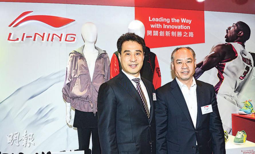 李寧執行副主席及代理行政總裁金珍君(左)表示,集團第三階段轉型將集中搭建新平台,估計需時兩年,惟何時能全面恢復則尚難估計。旁為執行主席李寧。(陳淑安攝) 李寧執行副主席及代理行政總裁金珍君(左)表示,集團第三階段轉型將集中搭建新平台,估計需時兩年,惟何時能全面恢復則尚難估計。旁為執行主席李寧。(陳淑安攝)