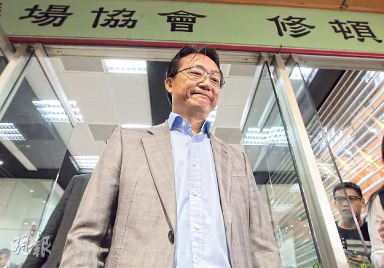 香港律師會特別會員大會昨日通過不信任會長林新強(圖)動議後,林未提如何回應,稱為律師會團結,不會再多談。(李澤彤攝)發起律師會特別大會、提出3項動議的律師會會員任建峰(前中),昨晚在動議獲通過後激動落淚,離開時與一起提動議的吳少雲(前左)和蔡家玲(右)互相拍肩膀。(李澤彤攝) 香港律師會特別會員大會昨日通過不信任會長林新強(圖)動議後,林未提如何回應,稱為律師會團結,不會再多談。(李澤彤攝)發起律師會特別大會、提出3項動議的律師會會員任建峰(前中),昨晚在動議獲通過後激動落淚,離開時與一起提動議的吳少雲(前左)和蔡家玲(右)互相拍肩膀。(李澤彤攝)