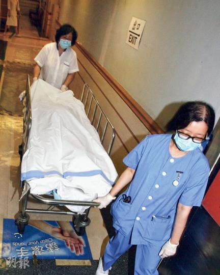 孕婦張琴送院後不治,遺體被舁往停屍間。(伍浦鋒攝)(明報製圖) 孕婦張琴送院後不治,遺體被舁往停屍間。(伍浦鋒攝)(明報製圖)