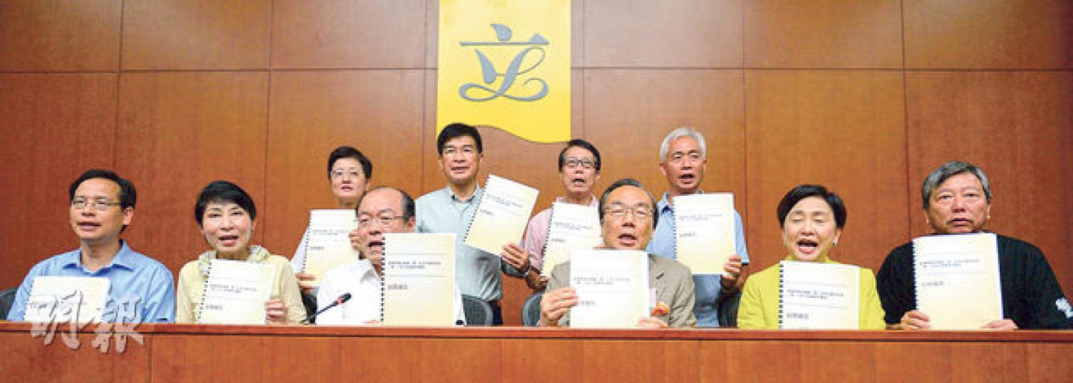 民主派議員批評政府的政改諮詢報告扭曲民意,故自行撰寫民間報告,希望能向中央表達。民主黨主席劉慧卿(前排右二)說,會將報告轉交特區政府和中聯辦。(盧翊銘攝) 民主派議員批評政府的政改諮詢報告扭曲民意,故自行撰寫民間報告,希望能向中央表達。民主黨主席劉慧卿(前排右二)說,會將報告轉交特區政府和中聯辦。(盧翊銘攝)