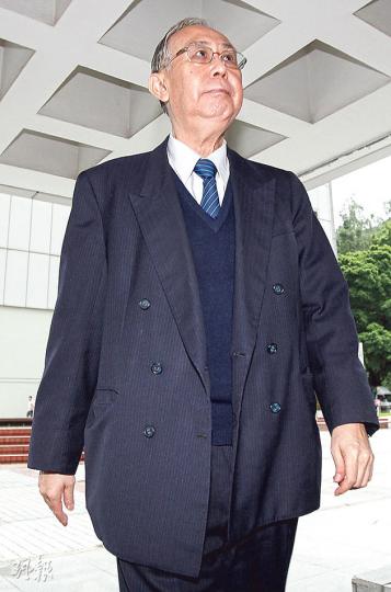 許仕仁(圖)於2009年1月中離任行會非官守成員,於好友關雄生開設公司的顧問合約則於2009年1月1日生效。顧問年薪150萬元,遠低於新地顧問合約的年薪。(李紹昌攝)羅貝雯稱(圖)拘捕許仕仁當天搜查他租住的禮頓山豪宅,找出2007年日記,不少地方寫上郭氏兄弟的名字,亦有同一日子出現郭炳江和西九文化區的字眼。(何偉畧攝)(明報製圖) 許仕仁(圖)於2009年1月中離任行會非官守成員,於好友關雄生開設公司的顧問合約則於2009年1月1日生效。顧問年薪150萬元,遠低於新地顧問合約的年薪。(李紹昌攝)羅貝雯稱(圖)拘捕許仕仁當天搜查他租住的禮頓山豪宅,找出2007年日記,不少地方寫上郭氏兄弟的名字,亦有同一日子出現郭炳江和西九文化區的字眼。(何偉畧攝)(明報製圖)