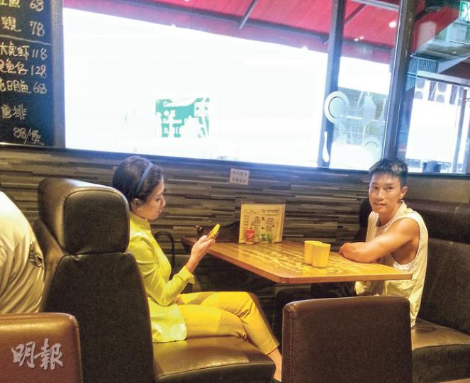 陳柏宇與女友到茶餐廳醫肚,女友卻不時玩手機。(攝影/記者:黃梓烜、鍾一虹)陳柏宇與女友拍拖3年,大家已很有默契。(攝影/記者:黃梓烜、鍾一虹)女友情不自禁從後攬腰,相信陳柏宇很受落。(攝影/記者:黃梓烜、鍾一虹)陳柏宇希望未來拓展內地市場。(攝影/記者:黃梓烜、鍾一虹) 陳柏宇與女友到茶餐廳醫肚,女友卻不時玩手機。(攝影/記者:黃梓烜、鍾一虹)陳柏宇與女友拍拖3年,大家已很有默契。(攝影/記者:黃梓烜、鍾一虹)女友情不自禁從後攬腰,相信陳柏宇很受落。(攝影/記者:黃梓烜、鍾一虹)陳柏宇希望未來拓展內地市場。(攝影/記者:黃梓烜、鍾一虹)