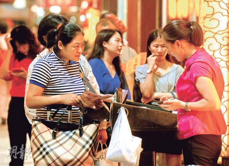 政府公布第二季GDP只有遜預期的1.8%增長,主因旅遊業放緩,旅客消費力減弱,並下調全年GDP預測1個百分點。不過昨日銅鑼灣熙來攘往,食肆不乏人龍。圖為昨傍晚橋底辣蟹門外,食客要排隊登記候位。(劉焌陶攝)北京旅客顧女士稱,本港金舖比想像中冷清,但其他消費地方仍然熱鬧,自己也沒刻意控制旅遊花費。(劉焌陶攝)市民黃先生及黃太太擔心,旅客減少或會使本港失業率惡化,但也不應過度依賴旅遊業,希望政府可從中取得平衡。(劉焌陶攝) 政府公布第二季GDP只有遜預期的1.8%增長,主因旅遊業放緩,旅客消費力減弱,並下調全年GDP預測1個百分點。不過昨日銅鑼灣熙來攘往,食肆不乏人龍。圖為昨傍晚橋底辣蟹門外,食客要排隊登記候位。(劉焌陶攝)北京旅客顧女士稱,本港金舖比想像中冷清,但其他消費地方仍然熱鬧,自己也沒刻意控制旅遊花費。(劉焌陶攝)市民黃先生及黃太太擔心,旅客減少或會使本港失業率惡化,但也不應過度依賴旅遊業,希望政府可從中取得平衡。(劉焌陶攝)