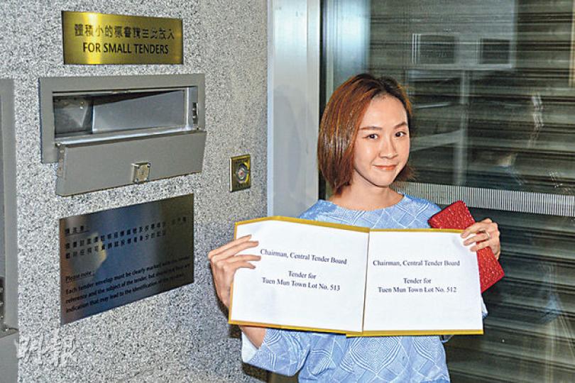 近期轉趨積極參與投地的中小型發展商莊士中國,昨日派代表就兩幅屯門地皮提交標書。(黃志東攝)漢國置業昨日連環競投屯門2地,公司董事李振彪指,屬十多年來首次投地,又指近期政府刻意推地,地價回到合理水平。(黃志東攝) 近期轉趨積極參與投地的中小型發展商莊士中國,昨日派代表就兩幅屯門地皮提交標書。(黃志東攝)漢國置業昨日連環競投屯門2地,公司董事李振彪指,屬十多年來首次投地,又指近期政府刻意推地,地價回到合理水平。(黃志東攝)