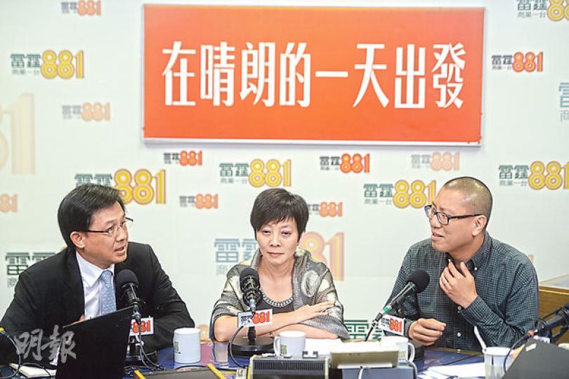 動議發起人蔡家玲(中)及任建峰(右)昨出席商台節目,說希望林新強或理事會尊重投票結果,「做應該做的事」。律師會前會長、現任理事何君堯(左)則說支持林新強,但若他是會長,而會員又要求他退下,他亦「沒有必要坐住喺度」。(黃志東攝)(明報製圖) 動議發起人蔡家玲(中)及任建峰(右)昨出席商台節目,說希望林新強或理事會尊重投票結果,「做應該做的事」。律師會前會長、現任理事何君堯(左)則說支持林新強,但若他是會長,而會員又要求他退下,他亦「沒有必要坐住喺度」。(黃志東攝)(明報製圖)