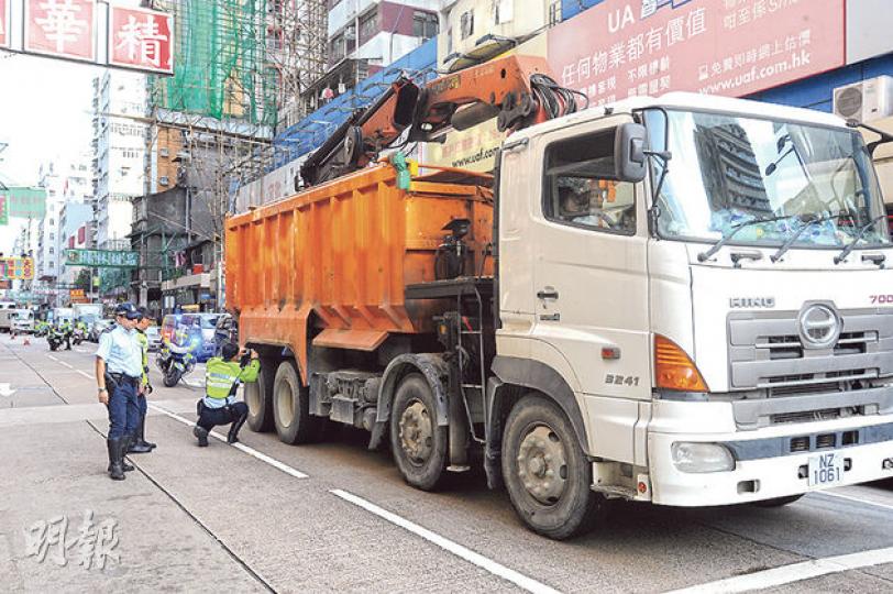 車禍後,交通警員到場調查期間,在泥頭車的車輪及「沙冚」發現大堆肉碎,觸目驚心。(樊銳昌攝) 車禍後,交通警員到場調查期間,在泥頭車的車輪及「沙冚」發現大堆肉碎,觸目驚心。(樊銳昌攝)