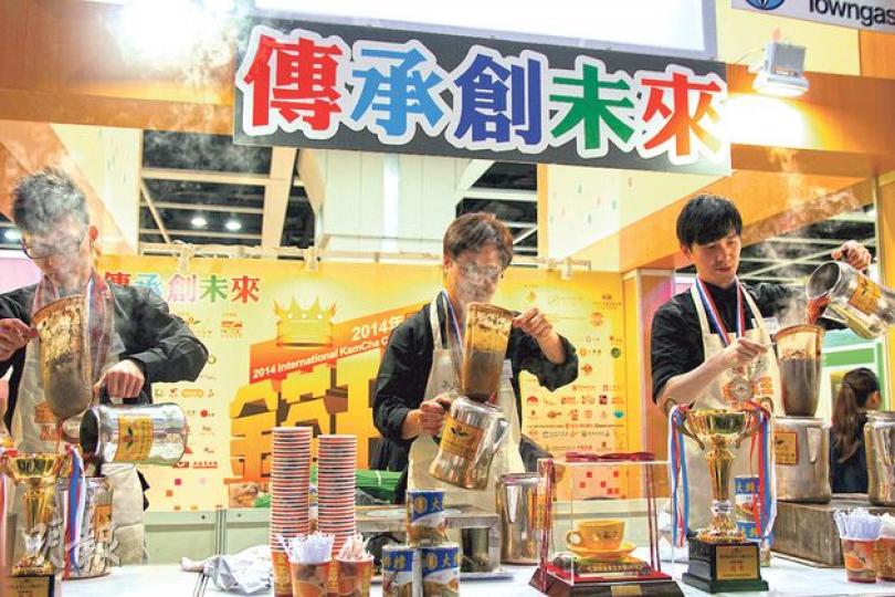 今年的「香港金茶王」昨誕生,冠軍周漢文(中)、亞軍吳子英(右)及季軍蘇建棉(左)於賽後即席向傳媒表演冲煮港式奶茶,茶香四溢,吸引不少在場市民圍觀及試飲。(林婉斐攝) 今年的「香港金茶王」昨誕生,冠軍周漢文(中)、亞軍吳子英(右)及季軍蘇建棉(左)於賽後即席向傳媒表演冲煮港式奶茶,茶香四溢,吸引不少在場市民圍觀及試飲。(林婉斐攝)