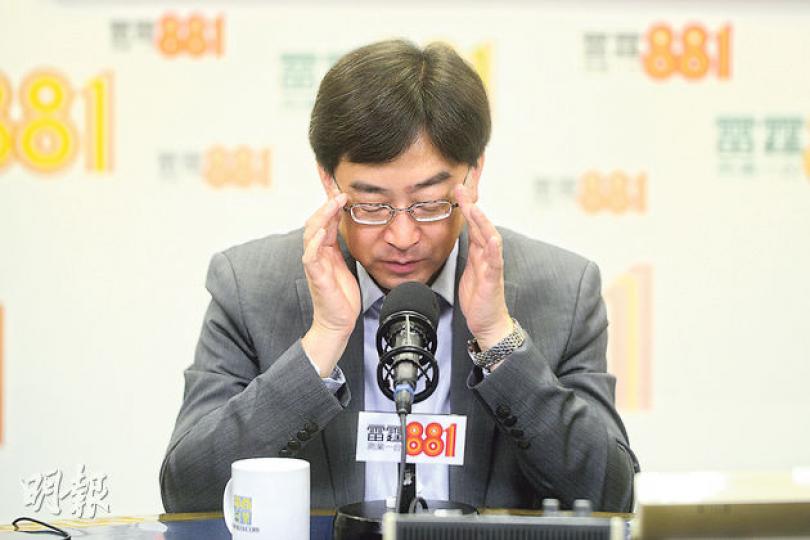 食物及衛生局長高永文昨在商台節目稱,他在簽署反佔中聯署後,有收到平時支持他的市民的短訊,質疑他的做法。(黃志東攝) 食物及衛生局長高永文昨在商台節目稱,他在簽署反佔中聯署後,有收到平時支持他的市民的短訊,質疑他的做法。(黃志東攝)