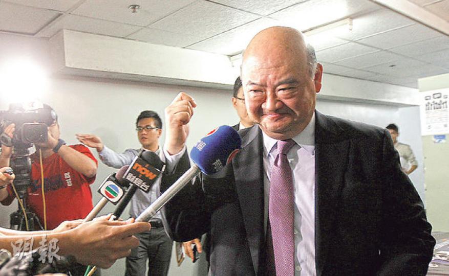 終審法院首席法官馬道立(圖)昨出席一個青年峰會,以近45分鐘大談法治與司法獨立,並首度評論李國能有關一國兩制白皮書的文章,但馬道立在到場與離場時均沒回應記者提問。(李紹昌攝) 終審法院首席法官馬道立(圖)昨出席一個青年峰會,以近45分鐘大談法治與司法獨立,並首度評論李國能有關一國兩制白皮書的文章,但馬道立在到場與離場時均沒回應記者提問。(李紹昌攝)
