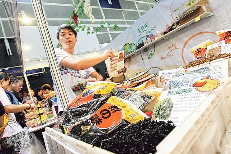 宏光行在美食博覽場售賣的頂級螺旋藻標價為160元半斤,並附送一小包螺旋藻。攤位內職員(見圖)指場內的螺旋藻均來自夏威夷,與油麻地的實體店價錢相同。(李紹昌攝)(明報製圖) 宏光行在美食博覽場售賣的頂級螺旋藻標價為160元半斤,並附送一小包螺旋藻。攤位內職員(見圖)指場內的螺旋藻均來自夏威夷,與油麻地的實體店價錢相同。(李紹昌攝)(明報製圖)