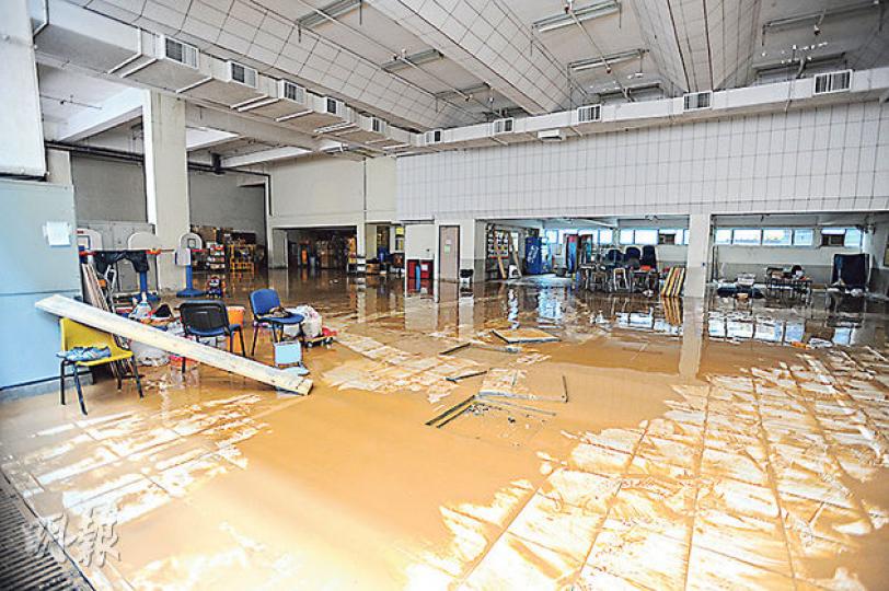 土瓜灣發生爆水管事件,富寧街聖三一堂小學禮堂有大量黃泥水湧入,部分賣物會的貨品被浸濕,職員要打開兩個沙井排水。 (衛永康攝) 土瓜灣發生爆水管事件,富寧街聖三一堂小學禮堂有大量黃泥水湧入,部分賣物會的貨品被浸濕,職員要打開兩個沙井排水。 (衛永康攝)