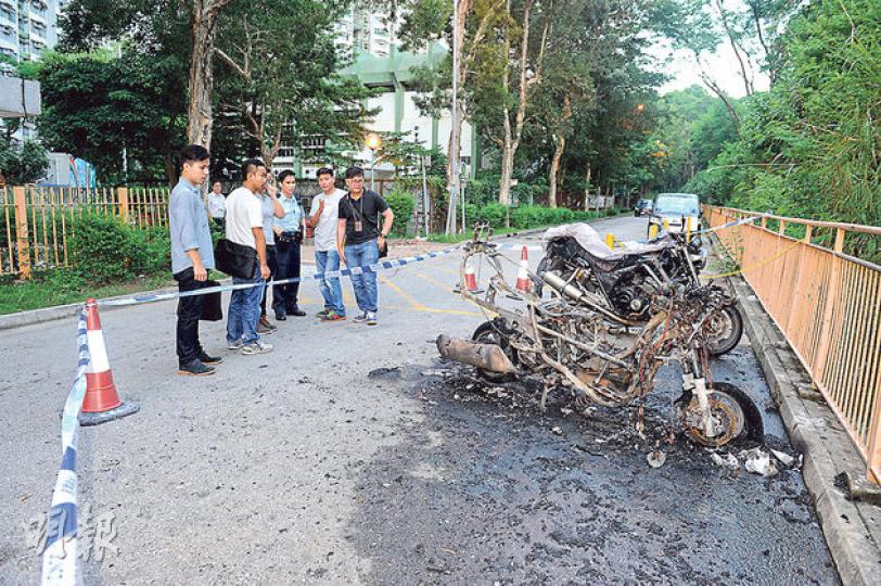 良景邨發生連環縱火案,其中良賢樓對開有兩輛電單車着火,當中一輛燒剩車架,探員事後到場調查。(蔡方山攝) 良景邨發生連環縱火案,其中良賢樓對開有兩輛電單車着火,當中一輛燒剩車架,探員事後到場調查。(蔡方山攝)