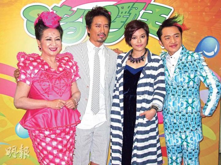 郭偉亮與葉佩雯夫妻檔為祖藍、家燕姐主持的節目《Sunday扮嘢王》任評判。(攝影/記者﹕鍾一虹)天堂鳥變身小虎隊,跳舞時扭動pat pat,被葉佩雯大讚好睇。(攝影/記者﹕鍾一虹)黃俊棠扮Village People十分搞笑。(攝影/記者﹕鍾一虹) 郭偉亮與葉佩雯夫妻檔為祖藍、家燕姐主持的節目《Sunday扮嘢王》任評判。(攝影/記者﹕鍾一虹)天堂鳥變身小虎隊,跳舞時扭動pat pat,被葉佩雯大讚好睇。(攝影/記者﹕鍾一虹)黃俊棠扮Village People十分搞笑。(攝影/記者﹕鍾一虹)